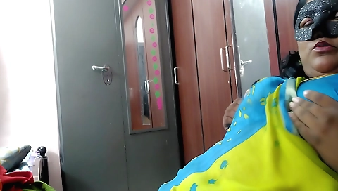 Indian mature giving a big butt to her house owner