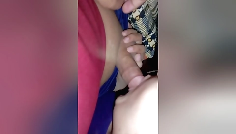 Amateur brunette with a sexy body and a cute pussy gets her老公