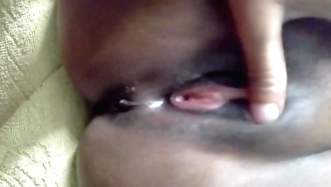 Indian teen pussy gets wet on the cam and shoots it