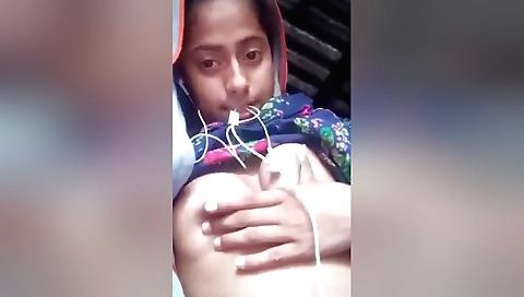 I'm showing my hairy pussy and pussy lips on webcam