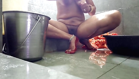 Sexy indian babe shows off her naked body and moans loudly