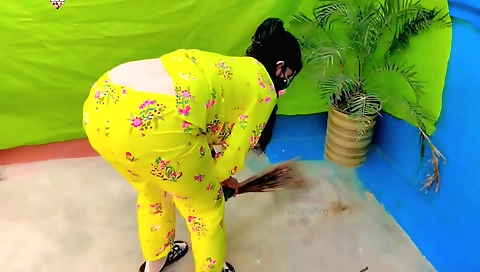 Bhabhi makes out in a tight hole in her amateur solo