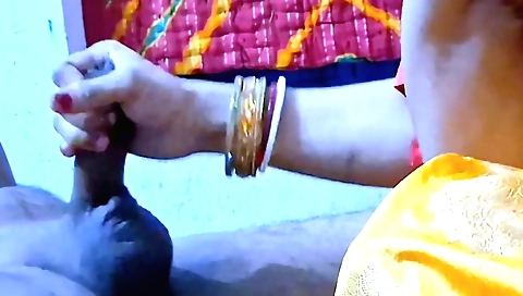 Amateur Indian babe giving a blowjob in handjob show