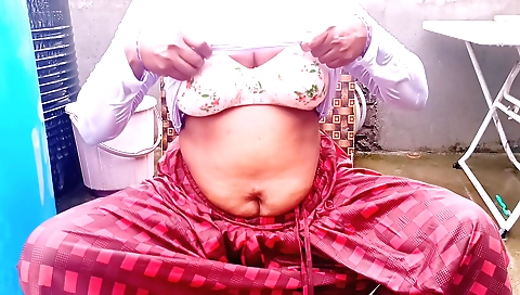 Indian maid stepdaughter gets dirtying house owner