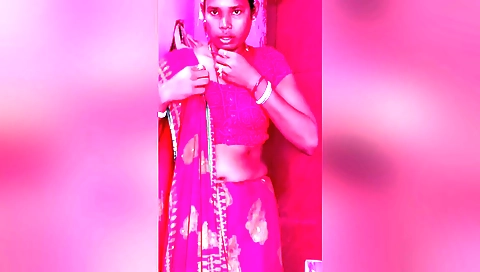 Indian bhabhi does a sexy dance and her hands moving