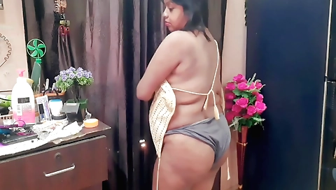 Indian housewife with an amazing body shows her body for you