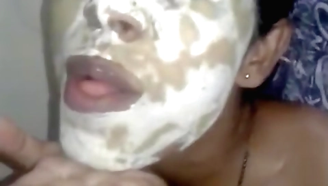 Indian girl fucks her hairy pussy in amateur video