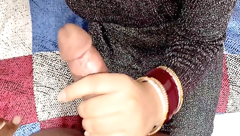 Handjob with a hot Indian babe in a homemade porn video