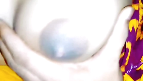 Snatch the cute girl's pussy and then suck her tits