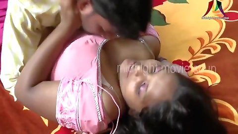 Indian babe shows off her sexy body in amateur film