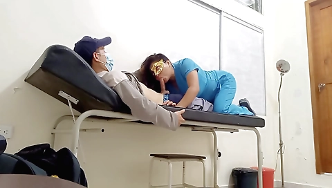 Doctor with few scruples makes homemade porn with his patient