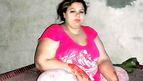 Amateur housewife with a sexy body enjoys her body