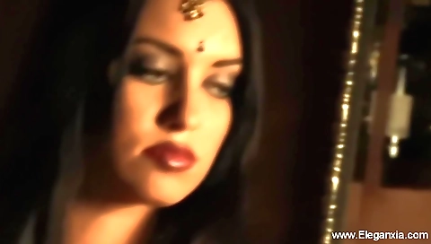 Indian woman enjoys alone sex with her vibrator in bed