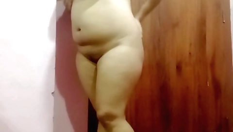 Indian chick with big booty fucks her pussy on web cam