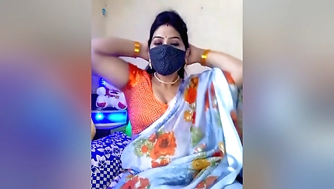 Sexy bhabhi shows her body in this amateur solo video