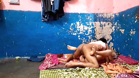 Amateur indian sex video shows a girl being fucked