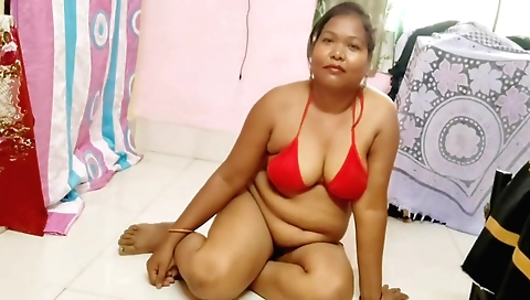 Indian housewife with huge boobs shows off her body