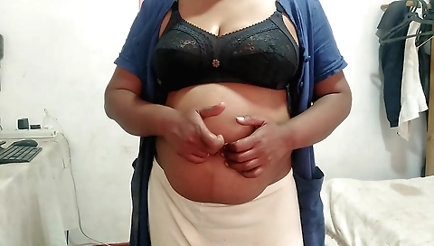 Indian girl is showing off her sexy body in homemade solo video