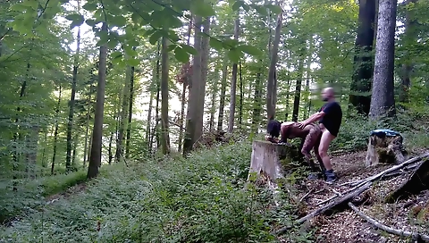 Amateur brunette 18+ in her ass and face filmed outdoors