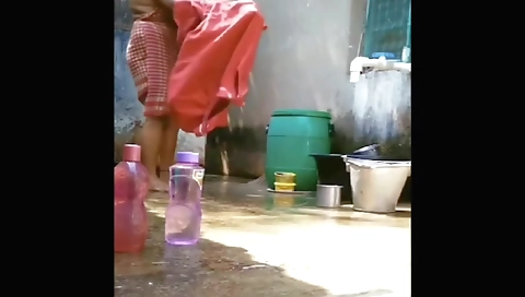 Bihari ladki is getting wet from the air in a solo video