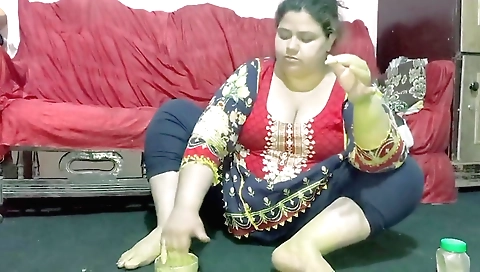 Big ass and hot body of a housewife in a solo video