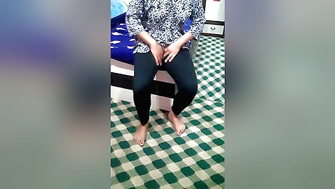 Indian whore masturbates in private home and makes wet