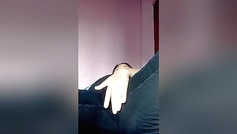 Sexy brunette amateur webcam video with a sexy body