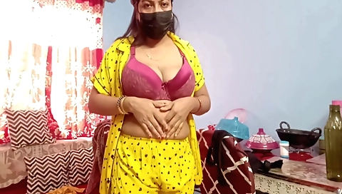 Indian auntie is preparing her hairy pussy for a solo show