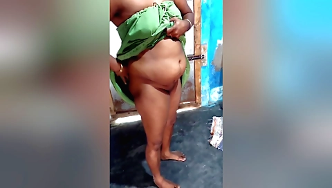 Indian wife shows off her sexy face and speaks in a homemade video