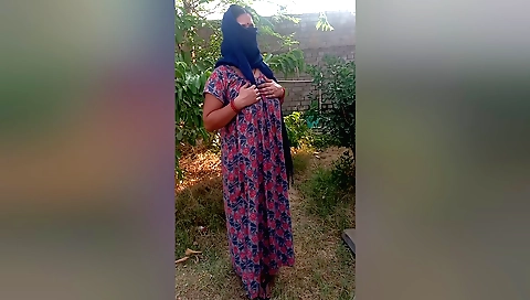 Bhabi in her nude clothes enjoys hot outdoors solo vid