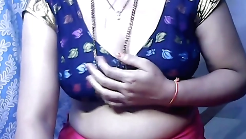 Indian woman fucks in the back in her sexy solo video