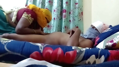 Indian wife shows naked body in homemade sex video