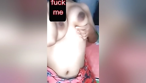 Amateur brunette fucks herself in front of the webcam