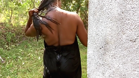 ලක අයයග Wife මට පනන හලවන නනව Sri Lankan Hot Wife Outdoor Nude Bath