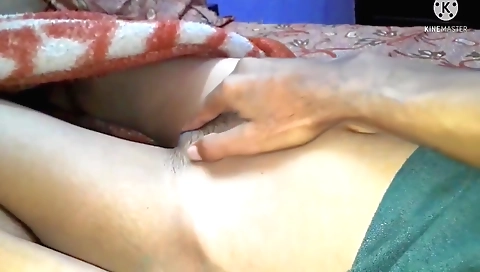 Amateur brunette pussy gets fucked in an awesome way