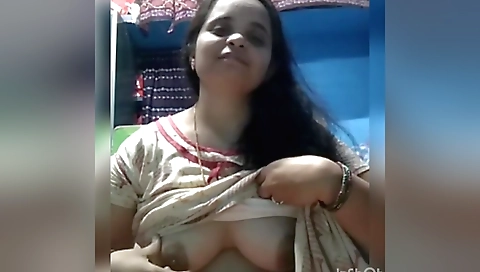 Indian girl gets hot on solo cam video with handjob